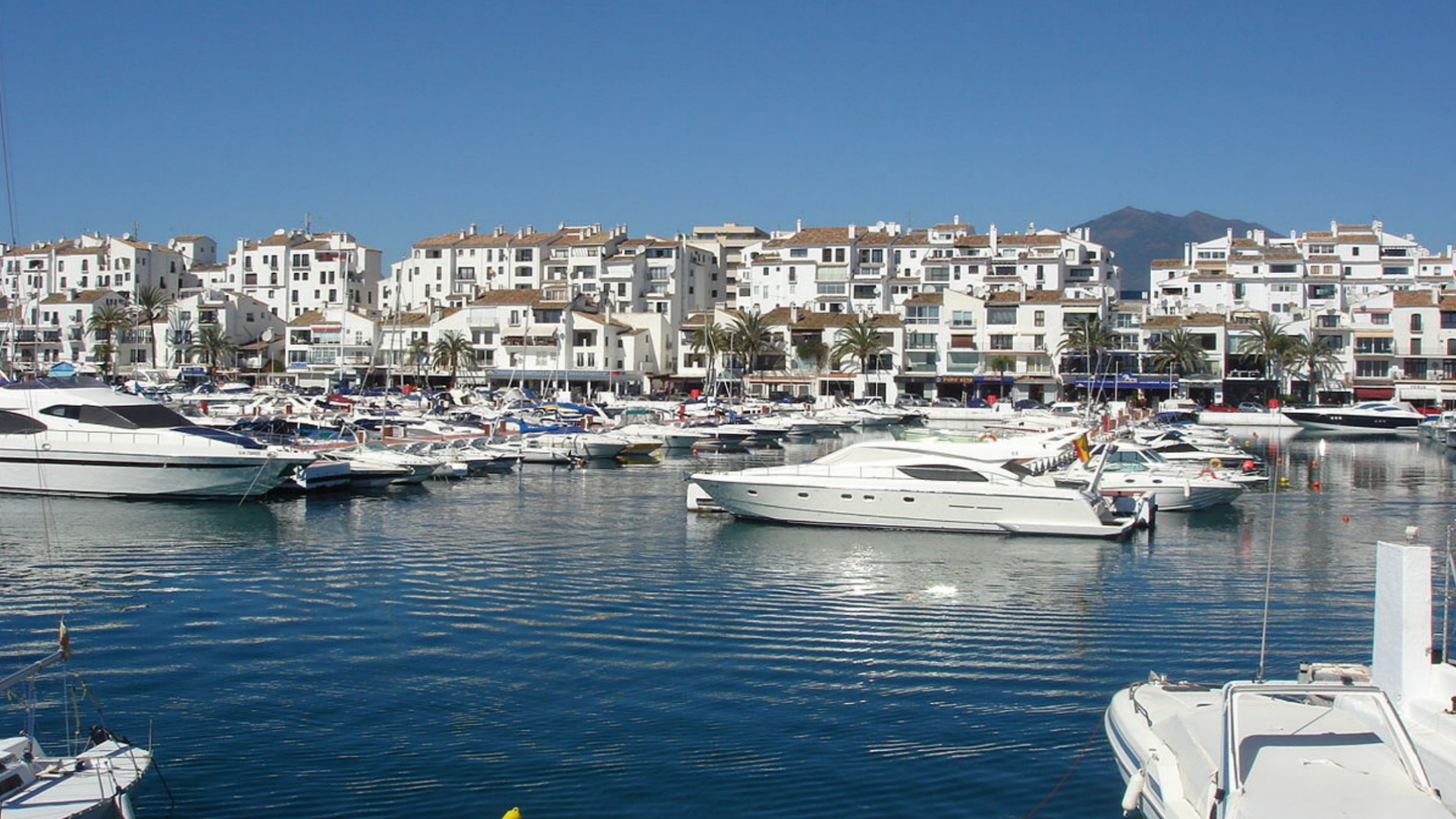 Apartamento de 2 dormitorios con vistas al mar en venta en la segunda línea de Puerto Banús